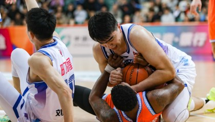 开云体育在直播-卫冕冠军轰然倒下！榜首一夜易主，北京连升2位，7-12乱成一锅粥