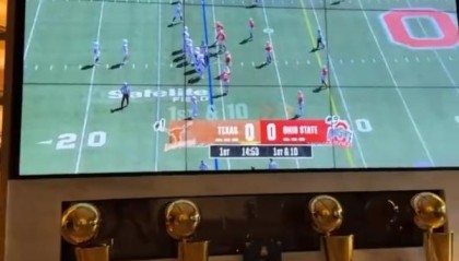 开云体育中国官方网站-奖杯都搬回家了？詹姆斯在家里晒出四个总冠军奖杯！