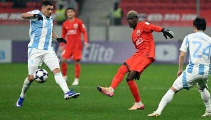 海港半场闪电破门！克劳德将功补过，轰海港处子球后拥抱穆帅