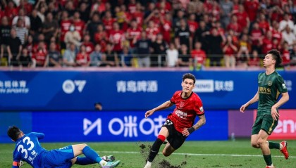 开云体育中国官方网站-五轮0进球，认命的罗斯连搏命的勇气也没有！浙江队抄错上港作业