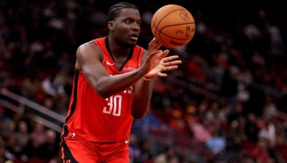 开云体育官网-年薪仅1060万！火箭神射轰19+7+10+6+2，季后赛对决，他决定上限